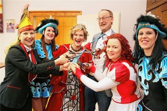 Weiberfasching zum Karneval-Start in Freiberg - So wie 2019, wo Bürgermeister Holger Reuter seine Krawatte opferte, soll es zum Weiberfasching 2023 zugehen. 