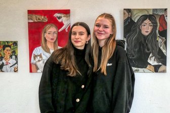 „Weibergeschichten“ im Zwickauer Clara-Wieck-Gymnasium: Kunstausstellung zum Internationalen Frauentag - Gerda Forycki (links) und Marielle Albrecht freuen sich auf das Kunstfest am Freitag im Clara-Wieck-Gymnasium. Im Hintergrund Arbeiten der beiden, in denen sie sich mit Gemälden der Kunstgeschichte auseinandersetzen.