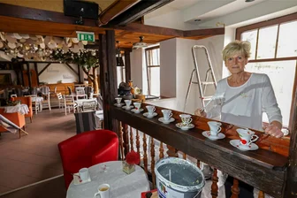 „Weiberzorn“ Lichtenstein: Kaffeehausgäste statt Nachtschwärmer - Mary Schäfer hat in ihrem „Weiberzorn“ im Moment alle Hände voll zu tun. Die bisherige Nachtbar wird zum urigen kleinen Café.