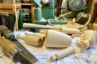Weiblich und queer: Chemnitzer denken Räuchermännchen aus dem Erzgebirge neu - Wie präsent sind Frauen und queere Menschen in der traditionellen Holzkunst?