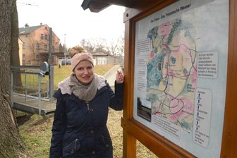 Weiblicher Scharfsinn macht in Auerbacher Ortsteil Geschichte lebendig: „Das ist eine richtige Detektivarbeit.“ - Ivonne Fuhrmann präsentiert stolz die neuen Infotafel an einem Wehr der Treba.