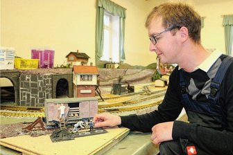 Weichen für neue Modellbahnschau in Pausa gestellt - Florian Strobel zeigt einen Viehwaggon, der in der neuen Pausaer Modellbahnanlage zu sehen sein wird. Die Schweine bewegen sich, wenn die Modelleisenbahnanlage in Betrieb ist.