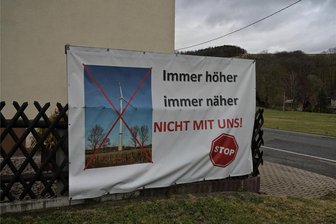 Weichenstellung für mehr Windenergie im Landkreis Zwickau: Hartensteiner BI befürchtet Windräder vor der Haustür - Ein Plakat gegen Windkraft in Zschocken. Auch an anderen Stellen in Hartenstein positioniert sich die Bürgerinitiative gegen den Bau von Windenergieanlagen.