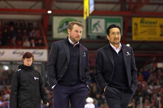 Weiden statt Crimmitschau: Das sagt Esbjörn Hofverberg zum Wechsel seines Sohnes - Esbjörn Hofverberg (rechts) ist Co-Trainer bei den Eispiraten Crimmitschau. Sein Sohn spielt künftig in Weiden.
