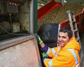 Weidensdorf: Friweika baut neues Logistikzentrum - Kartoffelanlieferung bei Friweika: Bald baut die Firma eine neue Halle.