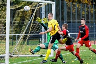 Weigel köpft Handwerk auf Rang eins - Ben Colin Weigel trifft per Kopf zum Tor des Tages beim 1:0-Sieg der SG Handwerk Rabenstein gegen Einheit Kamenz. 