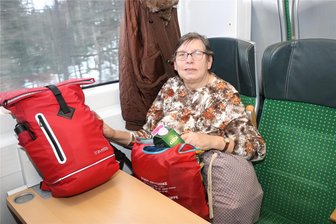 Weihnachten auf der Schiene: Heiligabend im RE 3 zwischen Flöha und Freiberg - Christine Hölzel ist im RE 3 von Flöha nach Dresden unterwegs, von dort geht es weiter zur Weihnachtsfeier mit der Familie nach Senftenberg. Sie liebt es, im Zug Anekdoten zu sammeln, die später zu Geschichten werden.