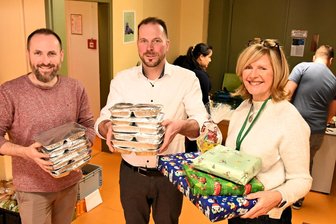 Weihnachten bei der Tafel: Ententaxi in Mittweida und „Feliz Navidad“ in Hainichen - Sie sorgen bei der Tafel in Mittweida für frohe Weihnachten: Robert Sahm (l.), Robert Vennedey und Anne Katrin Koch.