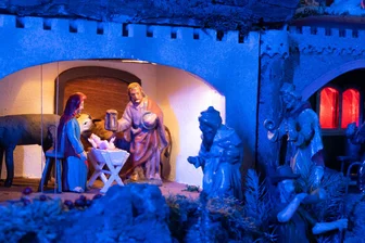 Weihnachten: Die Insel im Sturm - Warum sie uns reizt und ängstigt - Weihnachten ist eine Insel im Dunkel. Das Foto zeigt den Weihnachtsberg in Crottendorf (Erzgebirge).