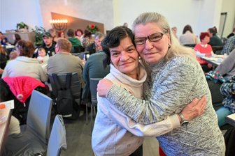 Weihnachten für sozial bedürftige Menschen in Limbach-Oberfrohna: Worüber sich die Gäste am meisten freuen - Gemeinsam mit anderen Zeit zu verbringen, das war die größte Freude für Karin Kubutat und ihre Schwester Eva Bentig (von links) bei der Weihnachtsfeier für sozial bedürftige Menschen in Limbach-Oberfrohna.