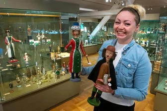 Weihnachten im April? Warum Räuchermännchen in Seiffen gerade der Blickfang sind - Museumsmitarbeiterin Stephanie Böhme inmitten der Sonderausstellung.