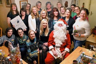 Weihnachten im Dezember kann jeder - Vogtländische Powerfrauen treffen sich im Januar - Die Teilnehmerinnen an der Nachweihnachtsfeier mit dem Weihnachtsmann.