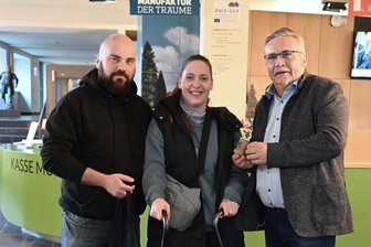 Weihnachten im Erzgebirge: Wie ein kleiner Wichtel neugierig macht auf die schönste Zeit des Jahres in Annaberg - Bianca Claußnitzer wurde am Dienstag von Annaberg-Buchholz’ Oberbürgermeister Rolf Schmidt (rechts) als 555.555. Besucher in der Manufaktur der Träume begrüßt. Zusammen mit Tobias Krell ging es anschließend auf Museumsrundgang.