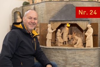Weihnachten im Erzgebirge: Wo die biblische Geschichte eine ganze Stadt auf die Beine bringt - Zum Heiligen Abend öffnen sich in Sankt Katharinen die wohl kleinsten Türen von Buchholz. Sie gehören zum Krippenberg, dem besonderen Schatz der Kirche. Gefertigt hat ihn Holzbildhauermeister Friedhelm Schelter aus Königswalde.