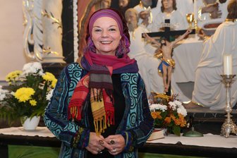 „Weihnachten im Gebirg“: Annett Illig und Gäste führen Programm mehrfach im Erzgebirge auf - Annett Illig lädt mit musikalischen Gästen zum Programm „Weihnachten im Gebirg“ ein.