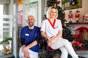 Weihnachten im Pflegeheim: Wo der Dienst an den Feiertagen zum Alltag gehört - Sebastian Hoffsky (l.) und Kathleen Probszt leiten jeweils ein Team in einem der Wohnbereiche im Mittweidaer Pflegeheim des DRK.