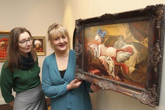 Weihnachten im Watschelgang: Plauener Vogtlandmuseum zeigt die "Duckomenta" - So sieht das berühmte Gemälde vom "ruhenden Mädchen" Louise O'Murphy, das Francois Boucher malte, bei der "Duckomenta" aus - wie Museumsmitarbeiterin Stefanie Gebler (links) und Geschäftsführerin Anke Doepner zeigen.