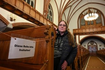 Weihnachten in Coronazeiten: Offene Kirchen, 3G und Podcasts - Wie bereits im vergangenen Jahr (Foto), muss Pfarrerin Christiane Zitzkat die Gottesdienste zur Weihnacht in der Rußdorfer Lutherkirche erneut unter Coronabedingungen abhalten.