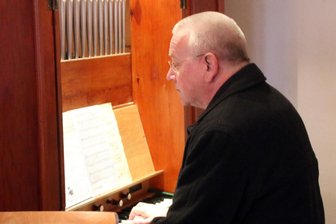 Weihnachten in der Freiberger Region: Bergmännische Vesper in der Kapelle Zug - Andreas Schwinger an der Orgel in der Kapelle von Zug.