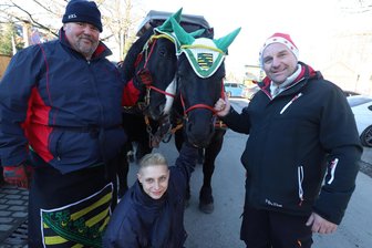 Weihnachten in der Freiberger Region: Wer sind die guten Geister in Nieder- und Oberbobritzsch? - Marcel Krowke vom Heimatverein Niederbobritzsch (r.) gemeinsam mit den Kremserfahrern Janine Gebühr und Jens Schubert.