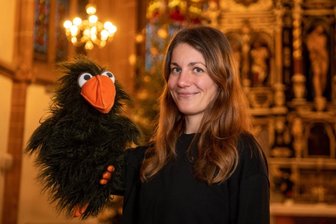 Weihnachten in der Kirche - mit Puppe und 3G - Die Mittweidaer Pfarrerin Nina-Maria Mixtacki mit einer Raben-Handpuppe, der beim Krippenspiel am Heiligen Abend in der Stadtkirche eine wichtige Rolle zukommt. 