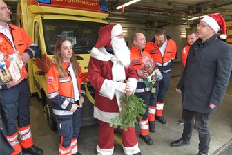 Weihnachten in Freiberg im Dienst: Ein Dankeschön für alle Einsatzkräfte - Auf seiner Weihnachtstour durch Einrichtungen in Freiberg besuchte Oberbürgermeister Sven Krüger (r.) auch die Malteser-Rettungswache im Krankenhaus Freiberg. Hier übergab er Weihnachtgeschenke für die zehn Diensthabenden.