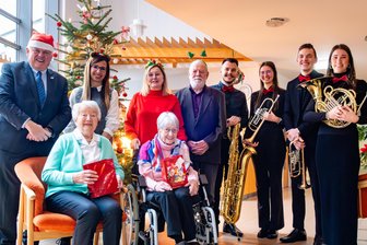 Weihnachten in Hainichen: Warum es den Oberbürgermeister seit Jahrzehnten ins Altenheim zieht - Ehrentraud Zollstab und Margot Romahn (vorn, v. l.) gehörten zu den 85 Bewohnern des Altenpflegeheims, die beschenkt wurden.