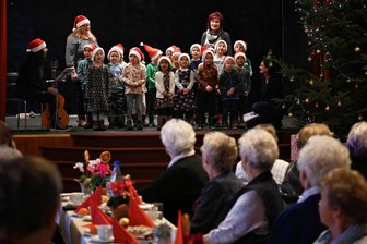 Weihnachten in Wechselburg: Wenn die Kleinen die Großen mit Liedern und Gedichten glücklich machen - Viel Freude hatten die Seniorinnen und Senioren an dem Programm der „Buratino“-Kinder.