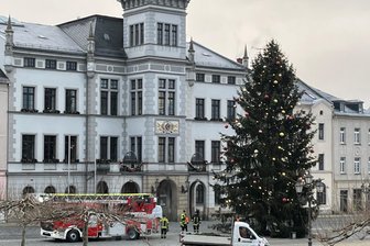 Weihnachten ist vorbei: Oelsnitz sperrt Marktplatz ab - Am Montag kurz vor 8.45 Uhr fuhr die Oelsnitzer Feuerwehr zum Weihnachtsbaumabschmücken vor.