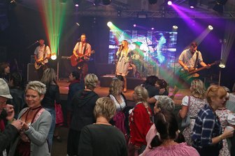Weihnachten ist vorbei - wohin am Wochenende im Vogtland? Eisdisco in Plauen, E-Darts in Markneukirchen und Party in Reichenbach - Die Band Rockpirat ruft am Freitag zur Christmas-Party nach Werda. Ausgelassene Stimmung erwartet Tanzbegeisterte auch in Reichenbach.