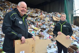 Weihnachten lässt die Müllberge wachsen - Freibergs Entsorgungschef gibt Tipps, was zum Fest zu beachten ist - Jens Irmer und Amely Schwarz mit Verpackungskartons, die gerade zur Weihnachtszeit vermehrt in den Papiertonnen landen.