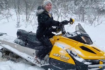 Weihnachten mit Skidoo und ohne Strom - Elina Matthes beim Skidoo-Fahren.