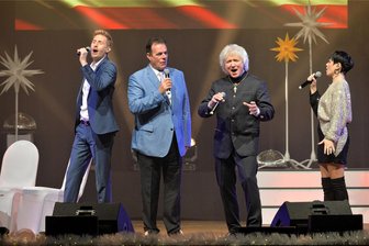 „Weihnachten mit unseren Stars“ begeistert 400 Gäste im Freiberger Tivoli - Maxi Arland, Hein Simons, Peter Orloff und Francine Jordi (v. l.). brachten bekannte und neue Schlager auf die Bühne des Freiberger Tivoli.