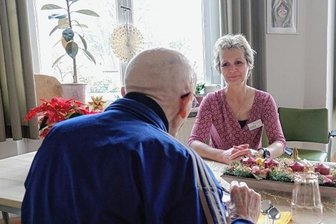 Weihnachten - Nicht nur mit der Familie - Hospizleiterin Ramona Badura saß mit einem ihrer Bewohner am Tisch, um das weihnachtliche Menü zu genießen.