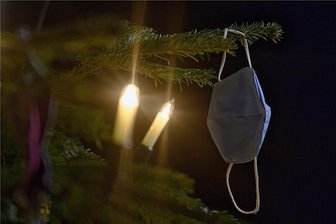 Weihnachten unter Corona-Bedingungen: Wie kann man das Fest möglichst sicher feiern? - Wünscht sich keiner, gehört aber schon zum zweiten Mal zum Fest: die Maske.
