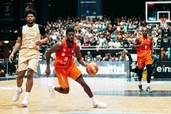 Weihnachten wurde gestrichen: Und dennoch herrscht bei den Niners Chemnitz Feststimmung - Niners-Neuzugang Victor Bailey konnte bei seinem ersten Spiel vor heimischer Kulisse überzeugen.
