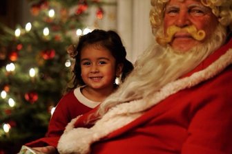 Weihnachten zwischen Cancún und Freiberg: Familie Behrendt hält an Traditionen fest – Aber Norbert Hein fehlt - Kayla und der Weihnachtsmann Norbert Hein am Heiligabend 2018. Dieses Jahr konnte er leider nicht mehr kommen. Hein starb im Oktober. „Wir haben das Klingeln punkt 16 Uhr vermisst“, sagte Susann Behrend am Donnerstag.