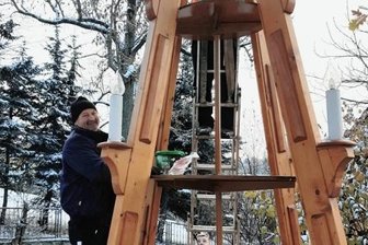 Weihnachtliche Märkte und ein Adventszauber locken Gäste an - Mitglieder des Heimatvereins Friesen und freiwillige Helfer haben die Pyramide und den Weihnachtsbaum im Ort aufgebaut. Im Bild Matthias und Luca Peltsch sowie Marcus Schuster. Nun rufen das Pyramidenanschieben und der Weihnachtsmarkt.
