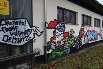 Weihnachtliche Schmiererei in Oelsnitz: 2000 Euro Schaden - Die umstrittenen Weihnachtsgrüße in Oelsnitz-Untermarxgrün sind auch im Vorbeifahren von der B 92 aus gut zu erkennen.