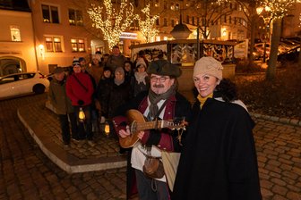 Weihnachtliche Stadtführung: Auf Zuckermännel-Tour durch die Auerbacher Innenstadt - Zuckermännel-Tour durch das weihnachtliche Auerbach mit Ekkehard Glaß und Ramona Deckert.