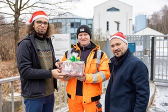 Weihnachtliche Tradition: Freiberger Stadtvertreter beschenken Diensthabende - 