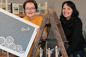 Weihnachtliche Träume in Spitze und Holz - Im Haus der Vereine in Zschorlau läuft eine Ausstellung - im Bild Klöppellehrerin Steffi Schneider (l.) und Anett Klug (r.) vom Team der Bibliothek in Zschorlau.