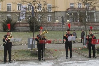 Weihnachtliche Weisen erklingen vor den Kliniken Erlabrunn - 