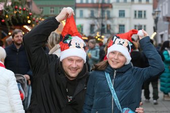 Weihnachtlicher Glanz in Zwickau: Besondere Kopfbedeckungen sind in der Minderheit - Für Norman Köhler und seine Tochter gibt es ohne die Mützen keinen Besuch des Weihnachtsmarktes.