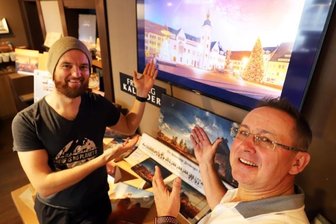 Weihnachtlicher Obermarkt ziert neuen Adventskalender - Michel Hirschfeld (r.) und Albrecht Holländer präsentieren das Motiv für den neuen Adventskalender des Lions Clubs Freiberg.