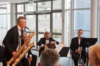 Weihnachtlicher Zauber im Krankenhaus Greiz - Die Musiker Heiko Reintzsch, Sebastian Ude, Wolfram Stephan, Ingolf Barchmann (v.l.n.r.) werden wieder im Krankenhaus Greiz musizieren.