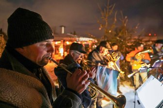 Weihnachtliches Treiben rund um Hohenstein-Ernstthal - Stimmungsvolle Weihnachtsklänge vom Posaunenchor haben in Bernsdorf Tradition.