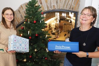 Weihnachts-Event im Pressehaus Freiberg: Die „ Freie Presse“ lädt zu Bestsellern, Basteln und Zuckerwatte - Antje Brandner (l.) und Iris Weißbach freuen sich auf den Weihnachts-Event der „Freien Presse“.