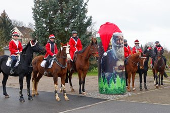 Weihnachts-Reiterinnen waren in Oberlungwitz unterwegs - Die Weihnachtsreiterinnen vom Reitverein Oberlungwitz starteten am Oberlungwitzer Festplatz auf eine kleine Weihnachtstour.