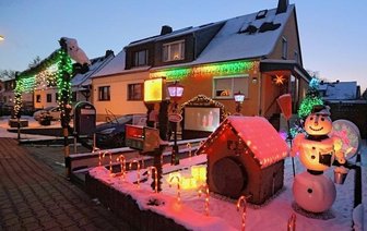 Weihnachts-Wunderland im Vorgarten lockt Zaungäste - Das Weihnachtsland im Vorgarten von Mario Kühnreich ist noch bis Silvester zu bestaunen.